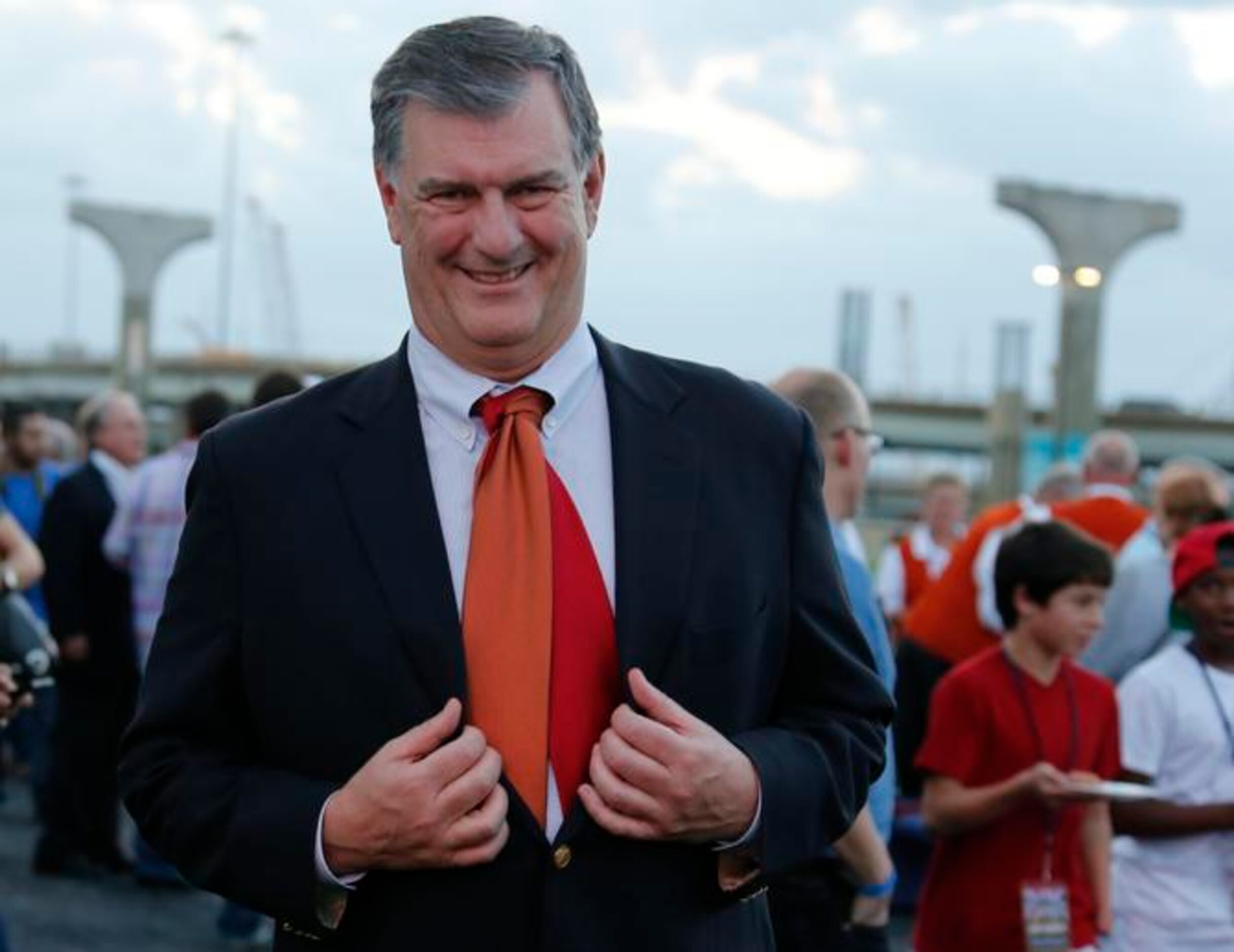 
Dallas Mayor Mike Rawlings shows off his bipartisan tie choice, wearing both Sooner and...