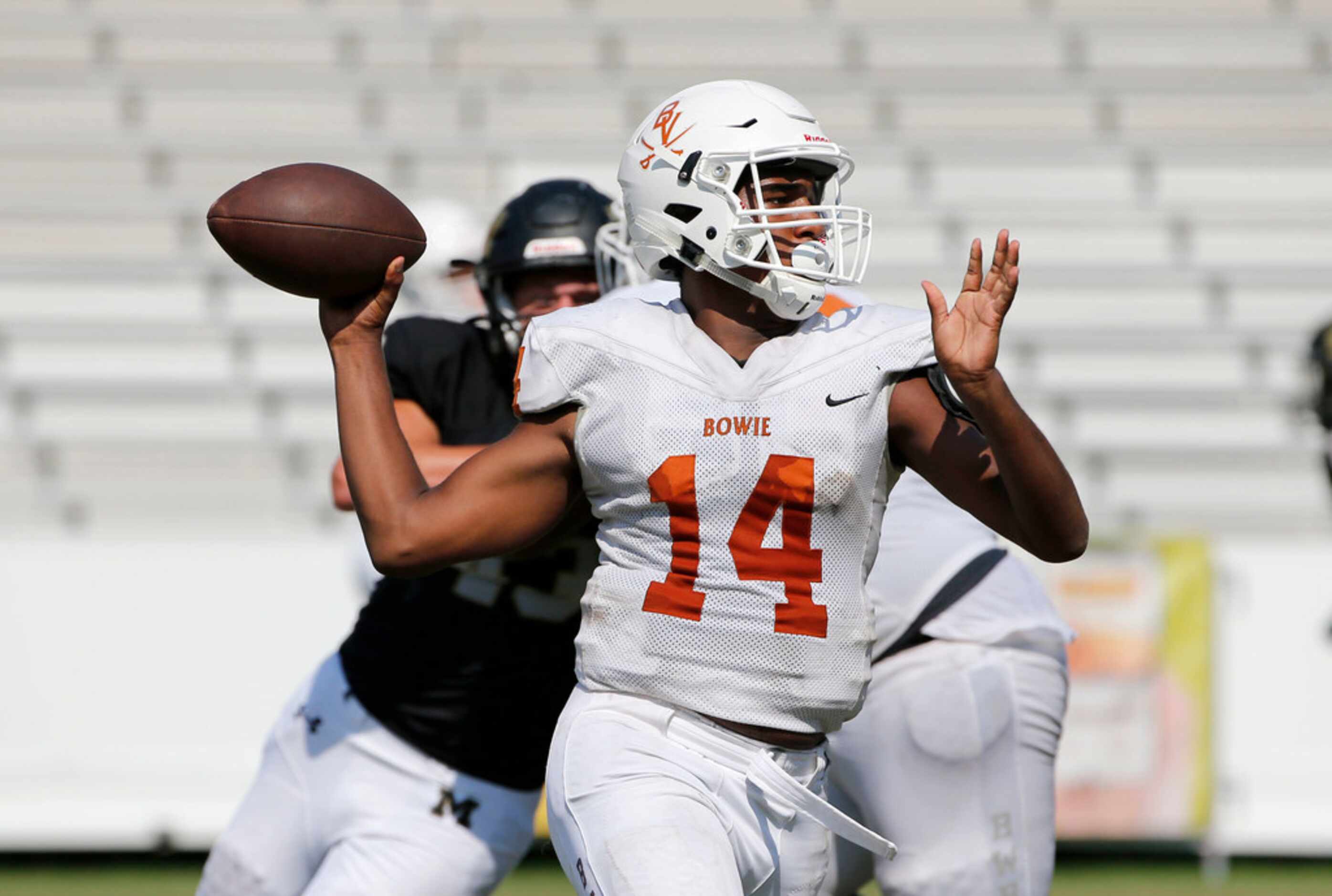 Arlington Bowie quarterback Drevvon Ponder (14) throws a two-point conversion against...