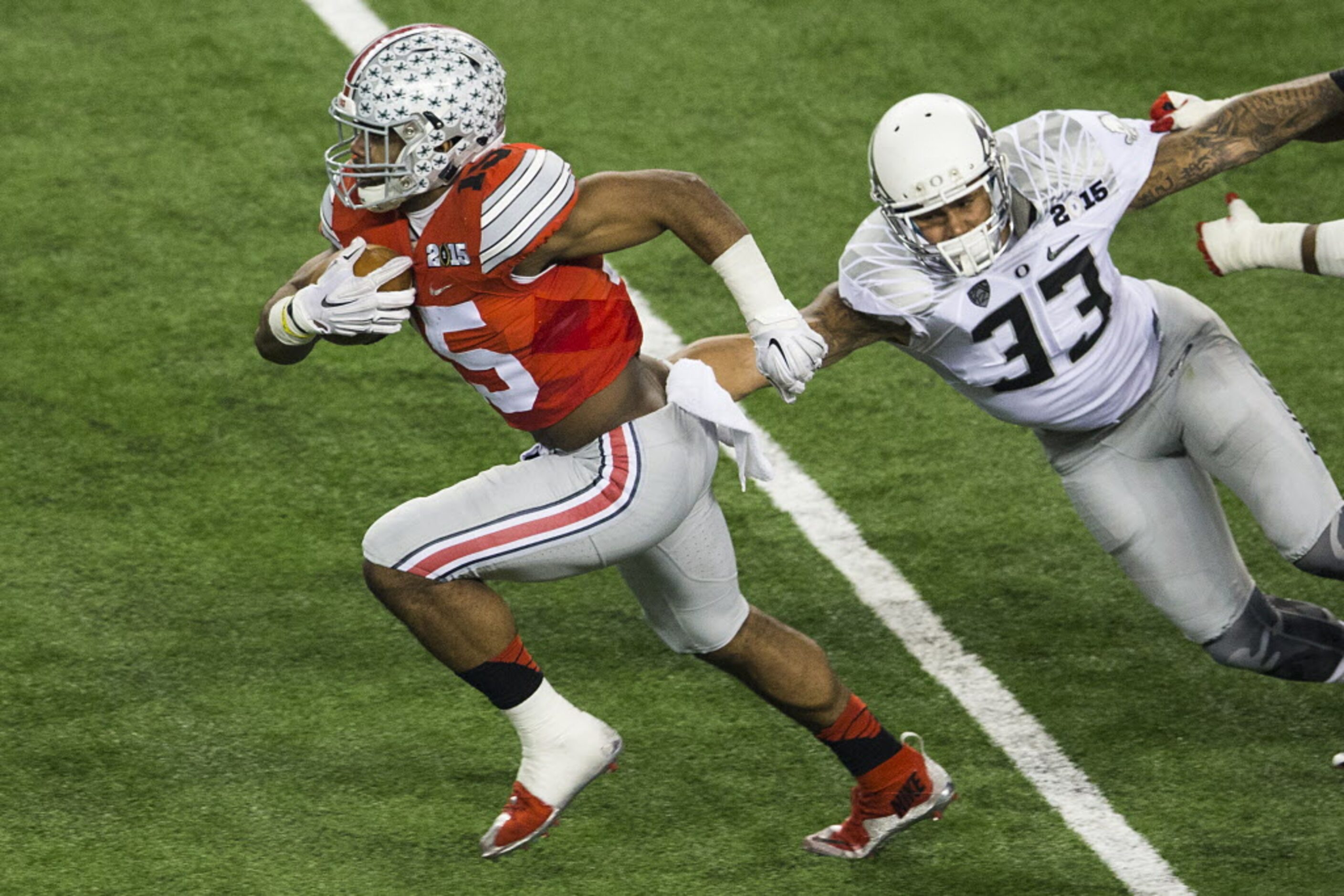 Ohio State Buckeyes running back Ezekiel Elliott (15) gets past Oregon Ducks linebacker...