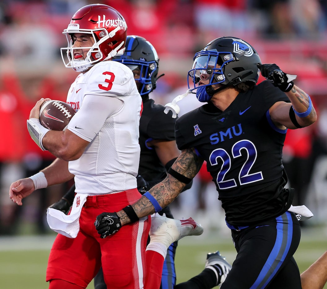 Houston quarterback Clayton Tune (3) goes 55 yards for a touchdown against SMU during the...