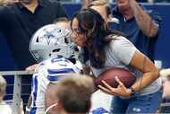 Dallas Cowboys running back Ezekiel Elliott (21) receives a kiss from his mother Dawn...