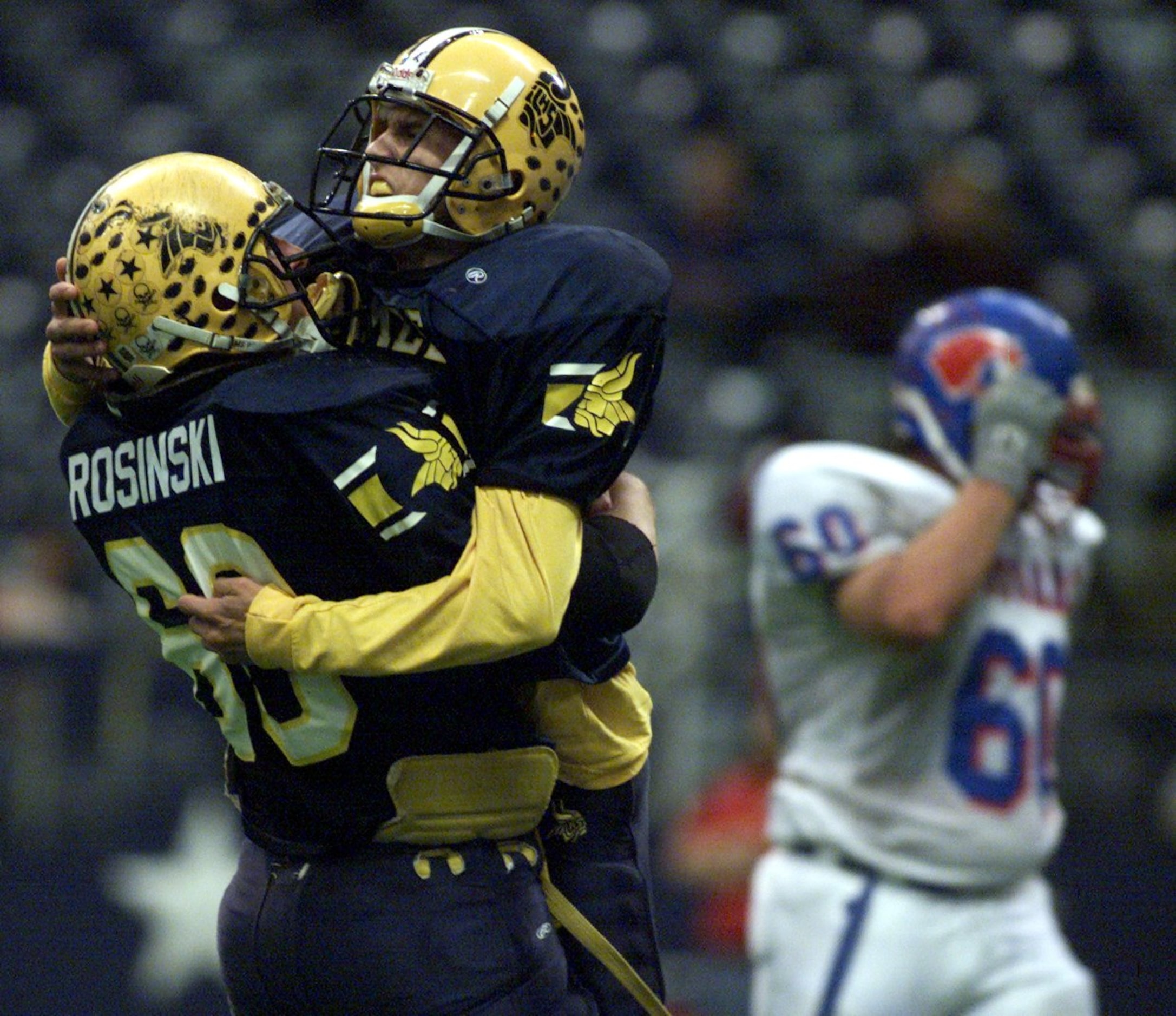 Arlington Lamar lineman Will Rosinski (60) congratulates receiver Jeremy Wariner after...