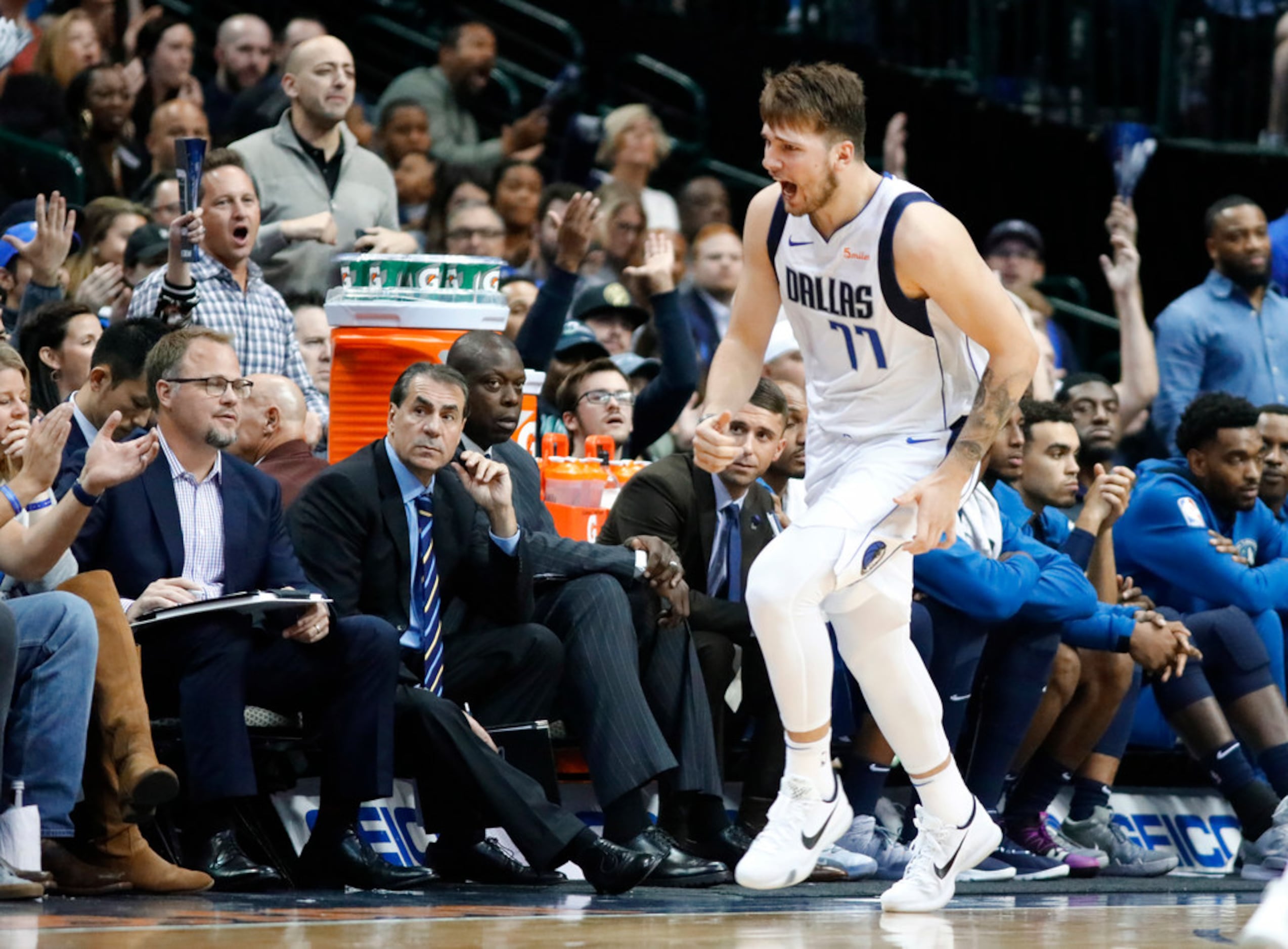 Dallas Mavericks unveil beautiful new court featuring the green