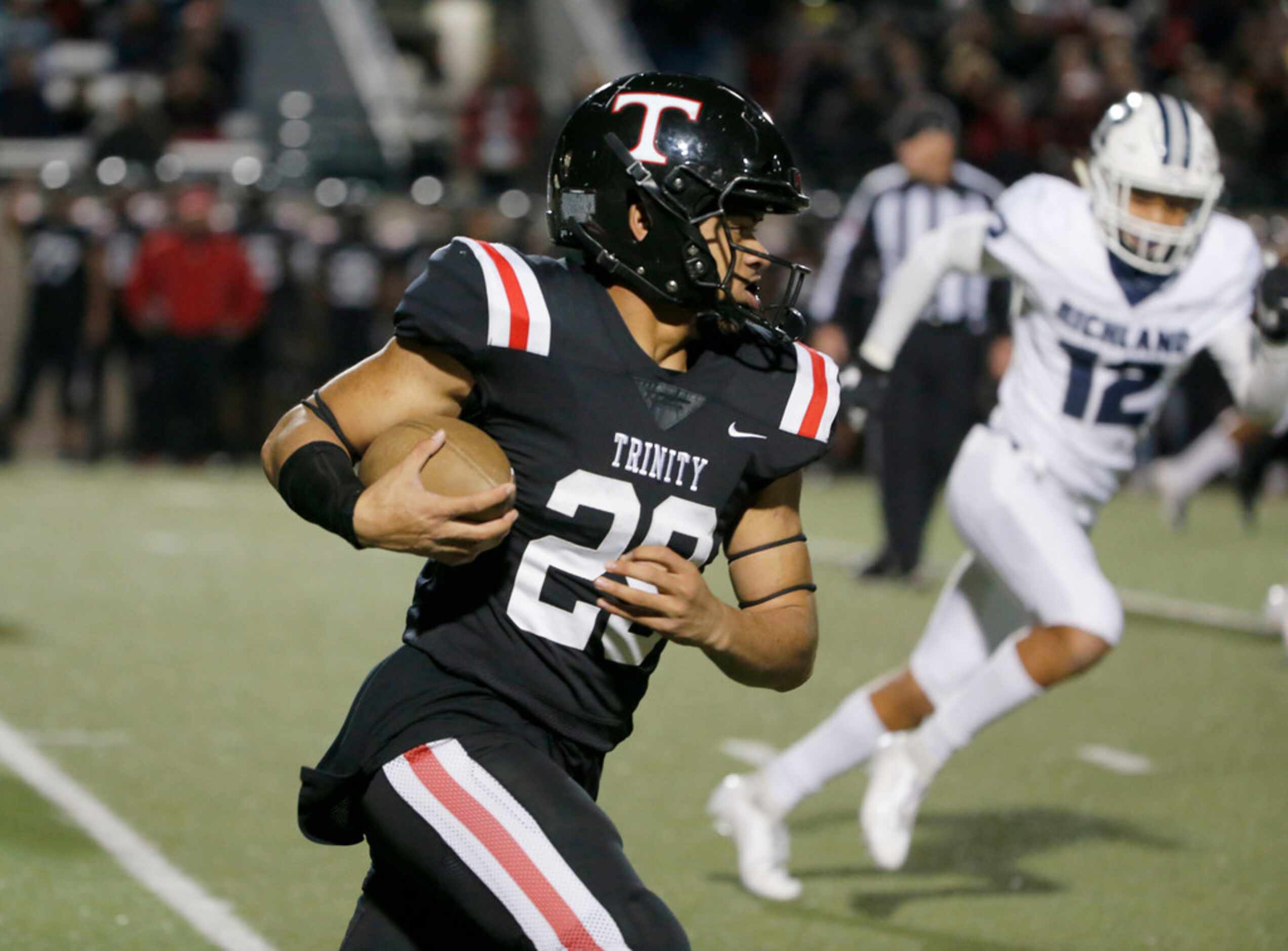 Euless Trinity's Jason Vaomotou (29) catches a pass a runs 72 yards for a touchdown against...