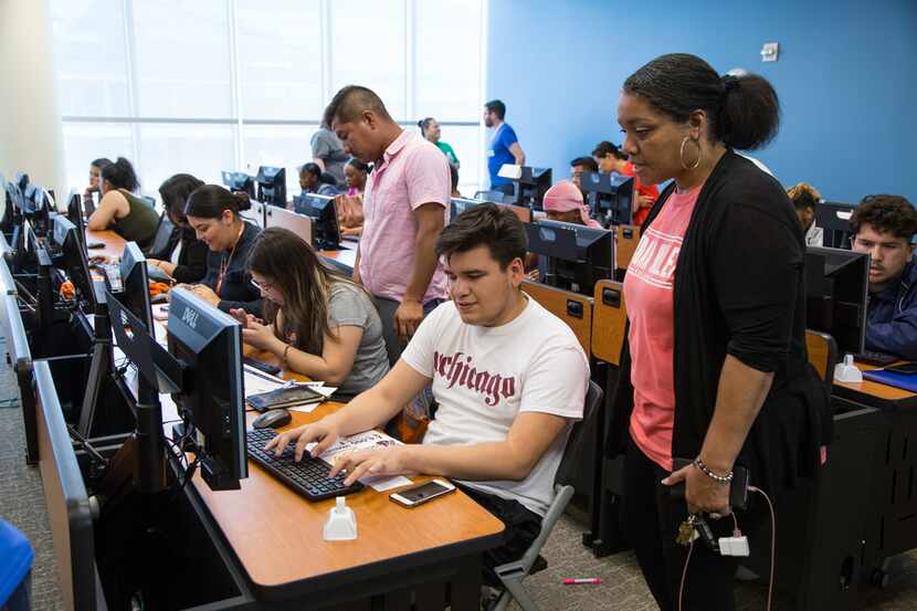 Cientos de estudiantes llegaron hasta UNT Dallas el sábado en el lanzamiento del programa...