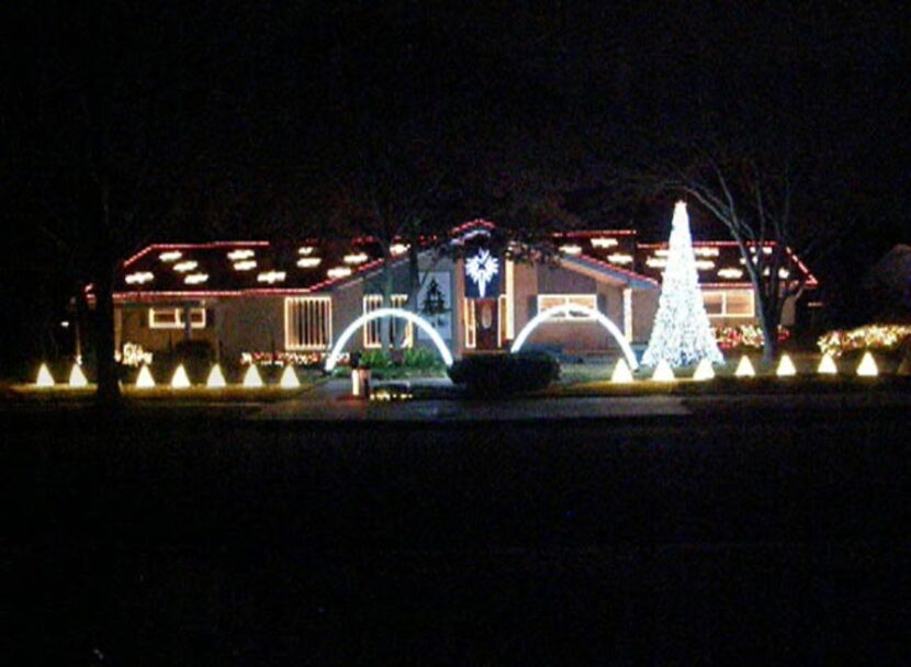 11565 Cromwell Circle, Dallas: Synchronized Light Show with over 800 computer controlled...