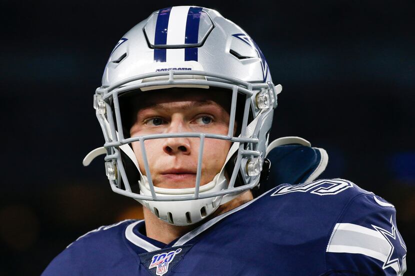 Dallas Cowboys outside linebacker Leighton Vander Esch (55) warms up prior to an NFL...