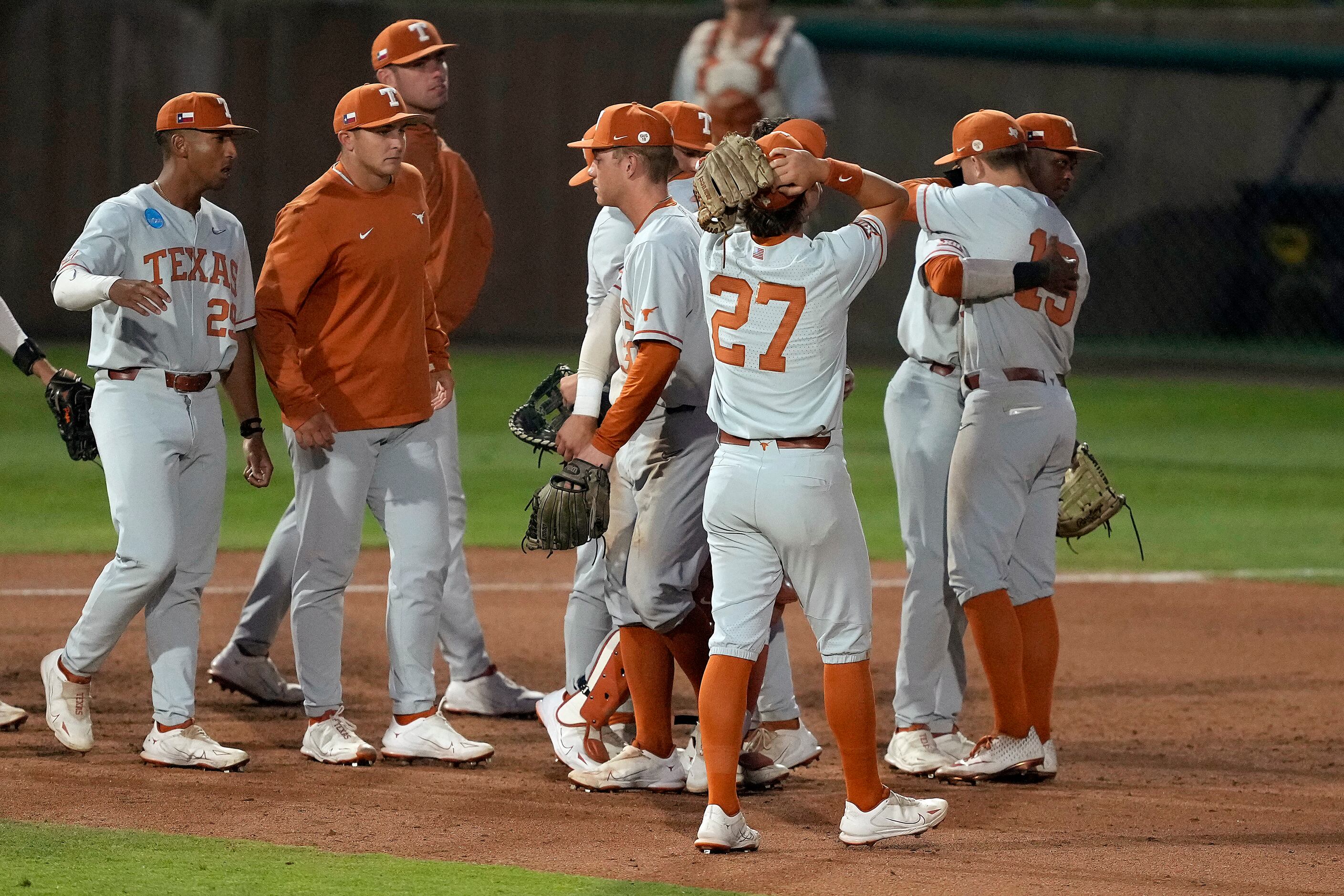 NCAA baseball: Lost fly ball sends Stanford Cardinal to MCWS, sinks Texas  Longhorns