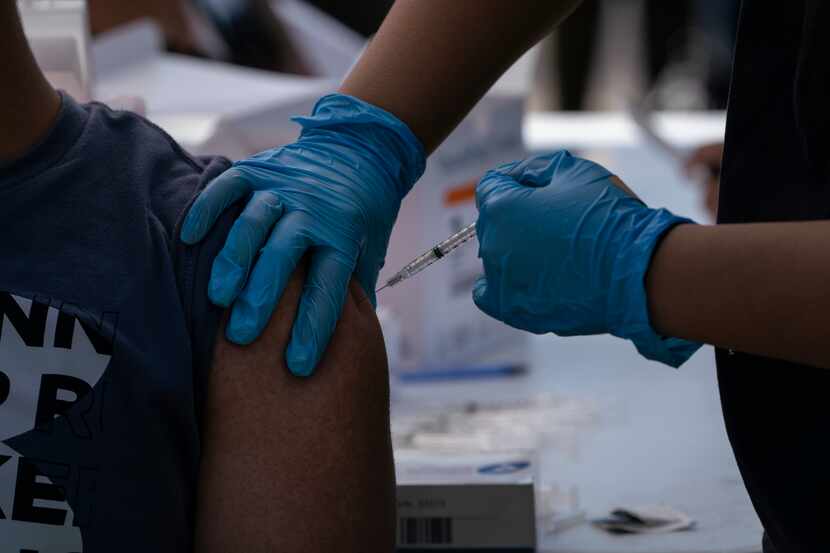 Un menor de edad de Nuevo Laredo reciba la vacuna contra covid-19 en Laredo, Texas, el...