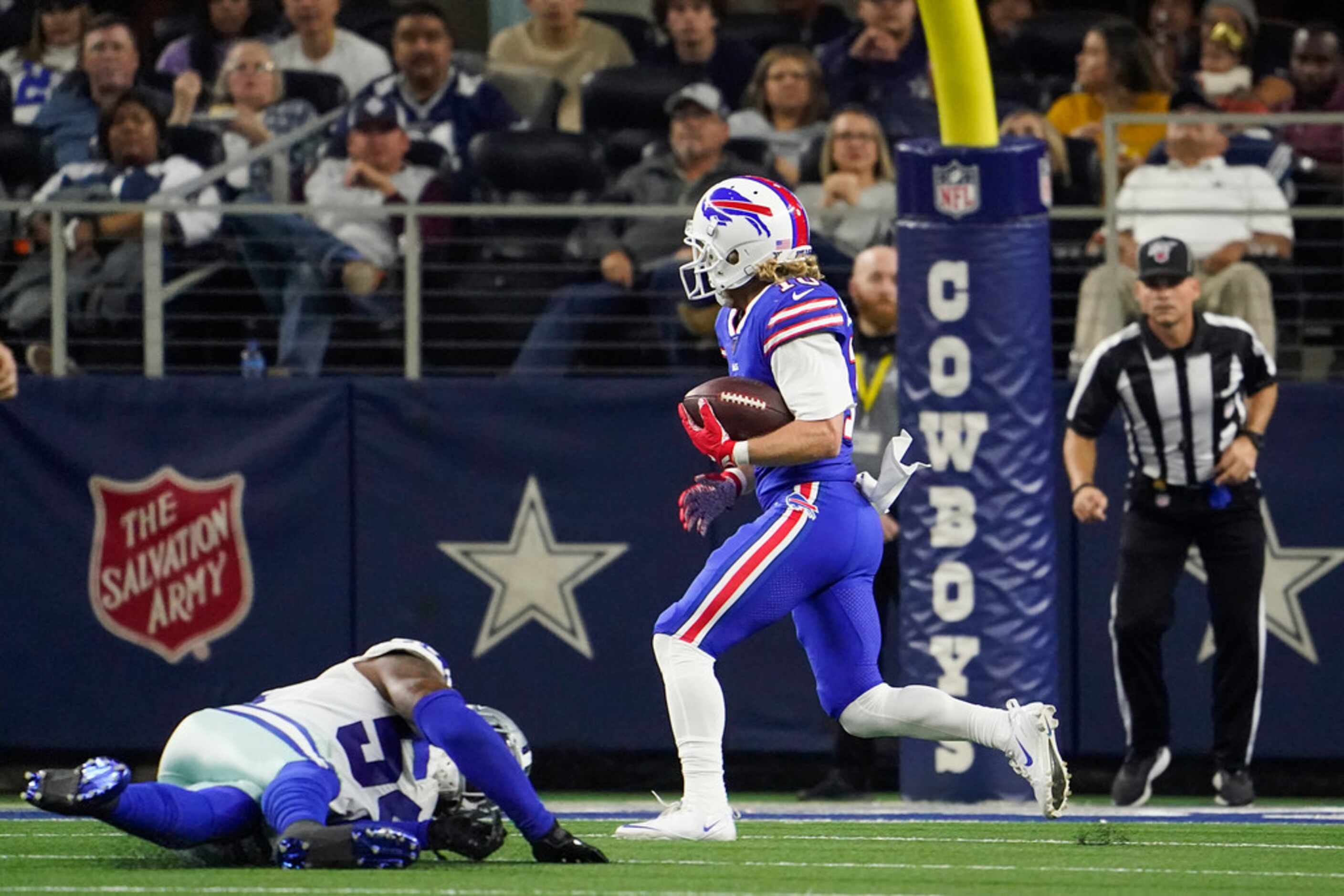 Buffalo Bills wide receiver Cole Beasley (10) races past Dallas Cowboys middle linebacker...