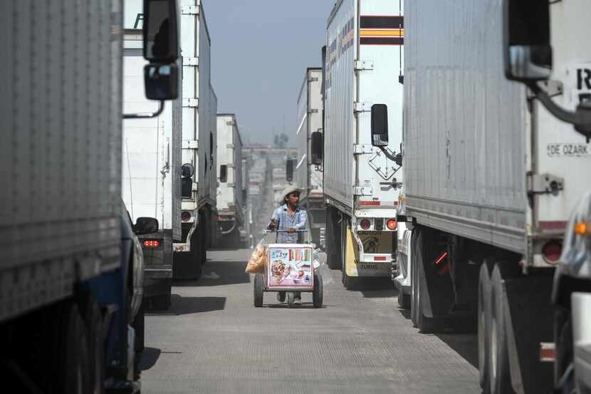 Un vendedor de paletas expende sus productos en Tijuana en la frontera con California. El...