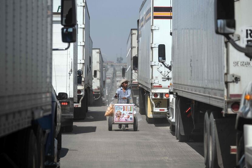 Un vendedor de paletas expende sus productos en Tijuana en la frontera con California. El...