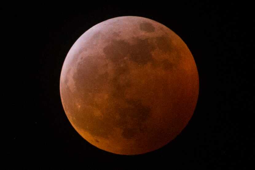El primer eclipse total lunar de 2022 será entre el 15 y 16 de mayo.