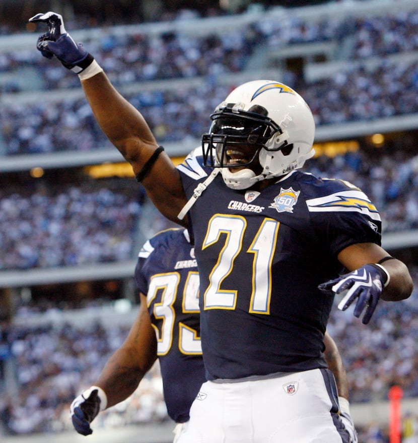 San Diego Chargers LaDanian Tomlinson (21) throws up the TCU Horned Frogs symbol after...