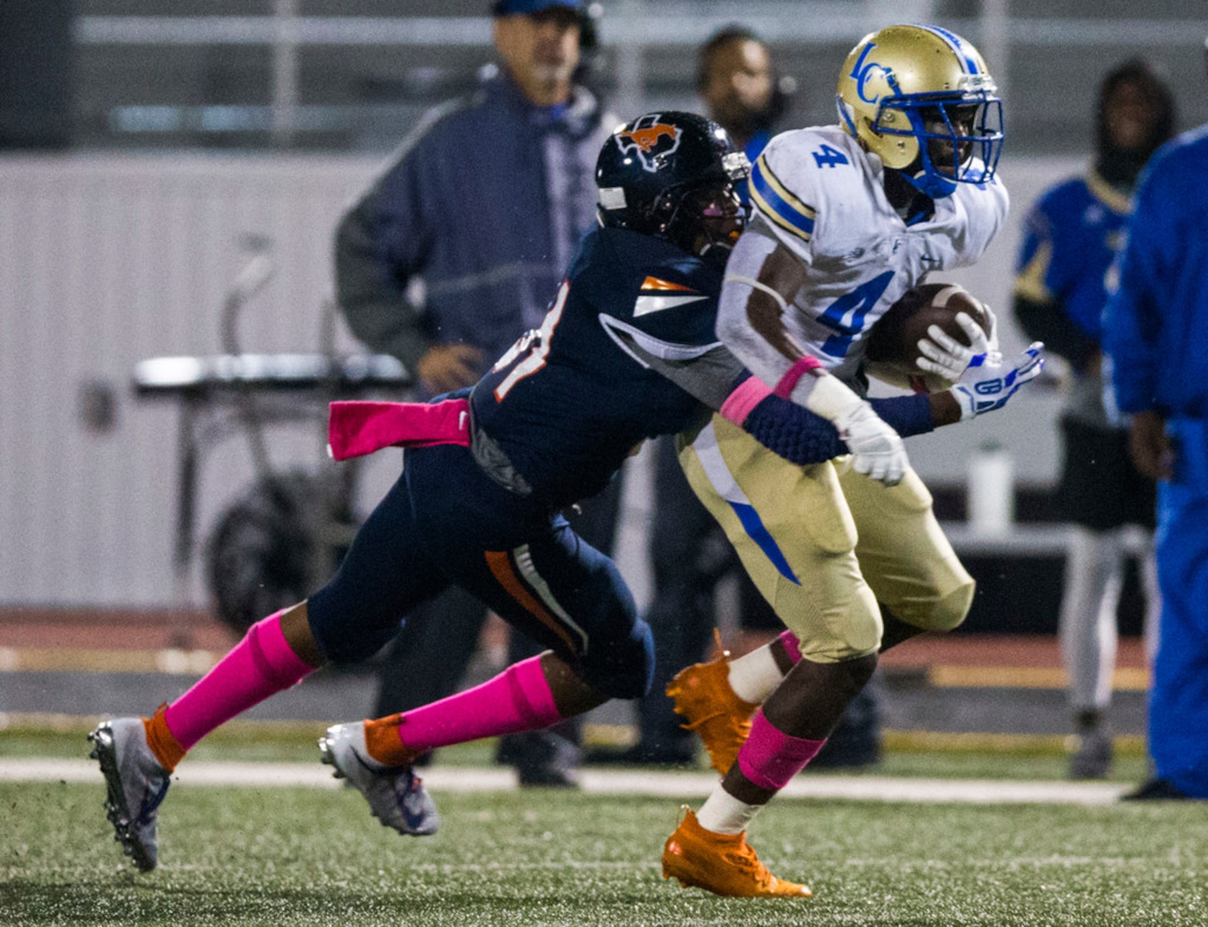 Sachse linebacker Justice Rider (31) tackles Garland Lakeview running back Camar Wheaton (4)...