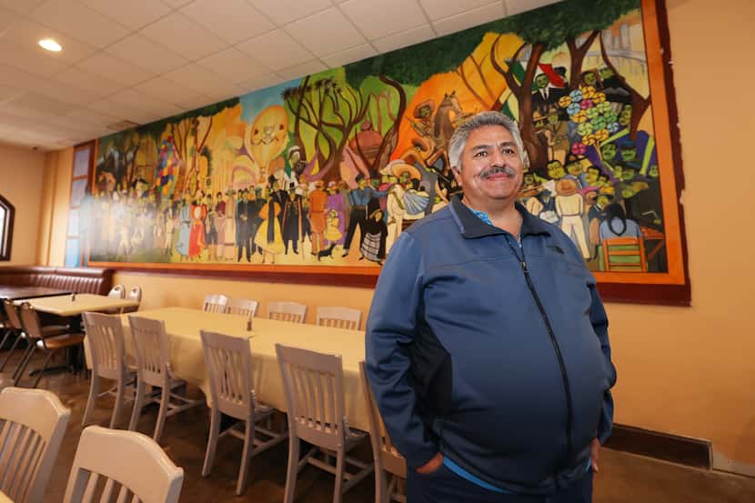 El propietario del restaurante Las Ranitas, Raúl Estrada, explica cómo se creó el mural...