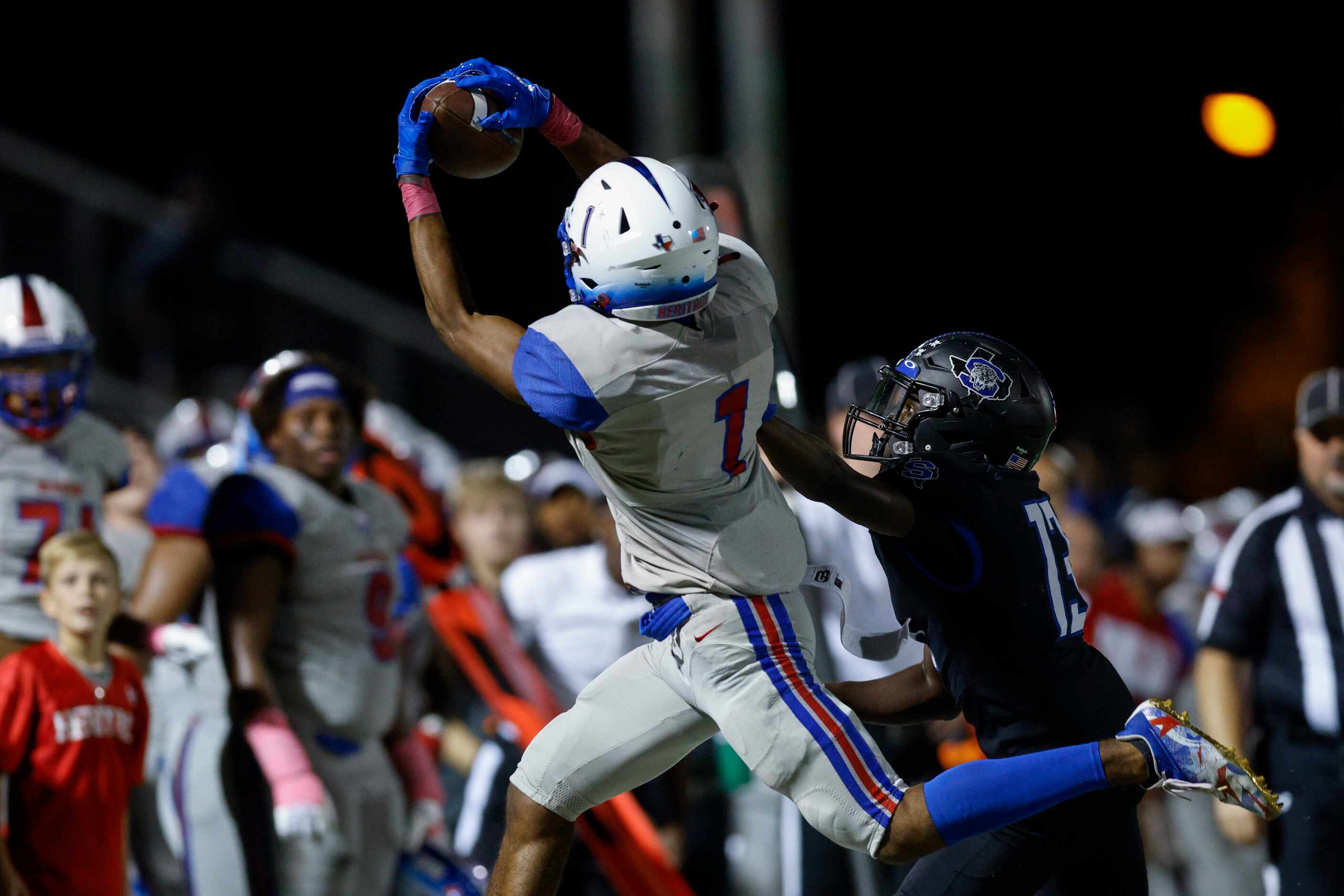Midlothian Heritage wide receiver T.J. Pride (1) catches the ball over Mansfield Summit...