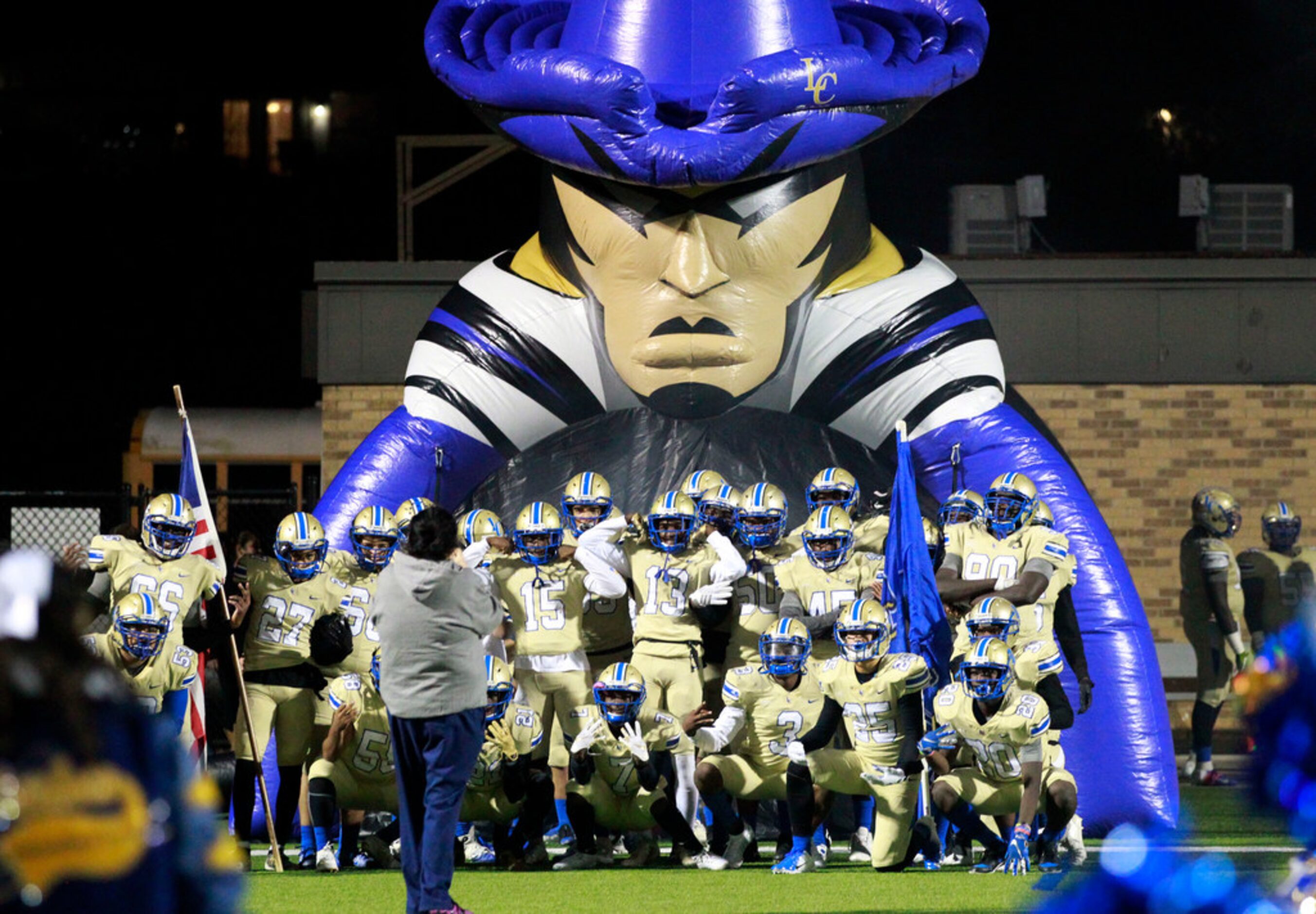 The Lakeview team poses in front of their Patriot run-through tunnel before the start of ...