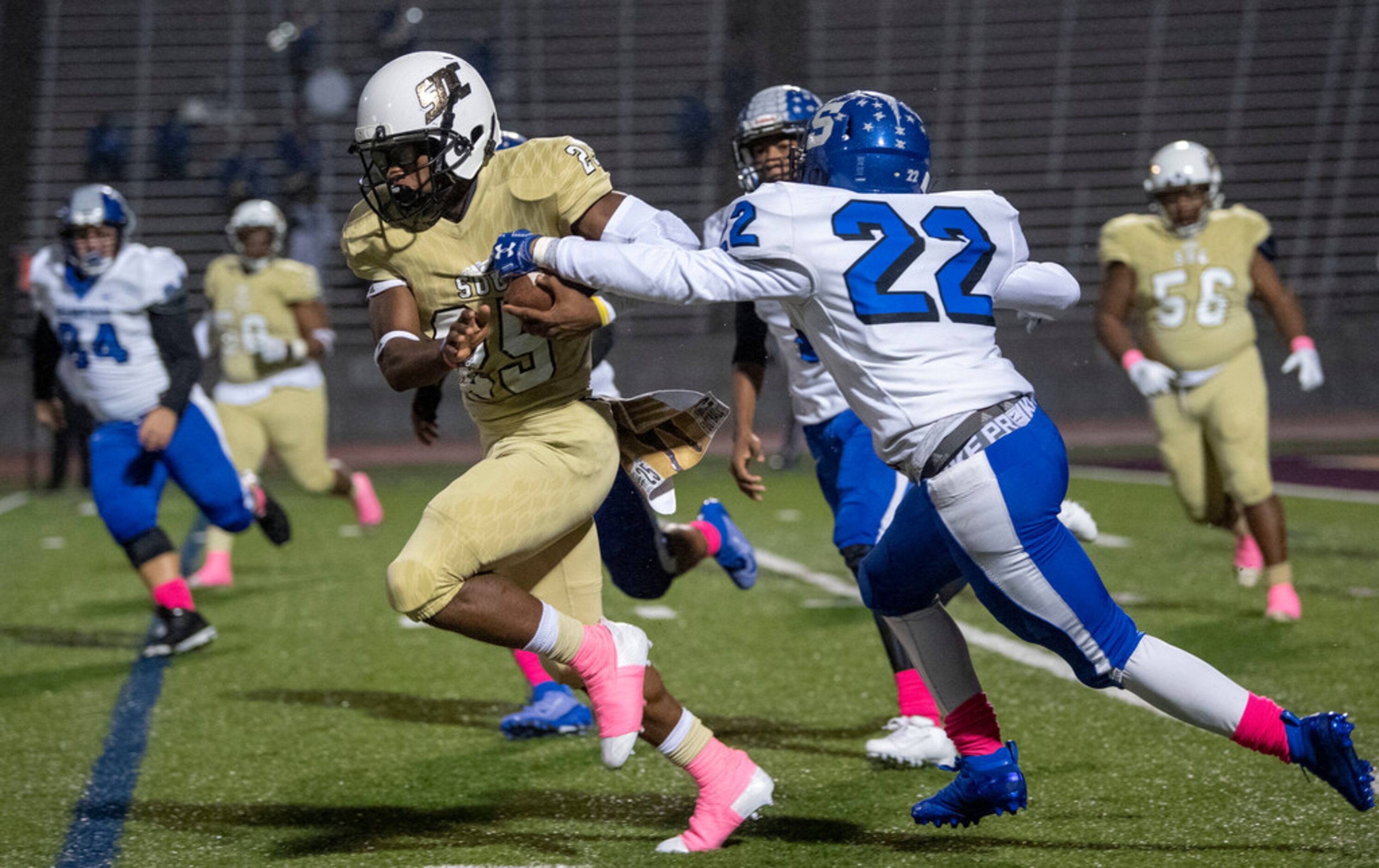 South Oak Cliff senior running back Cameron Davis (25) runs past Seagoville junior defensive...