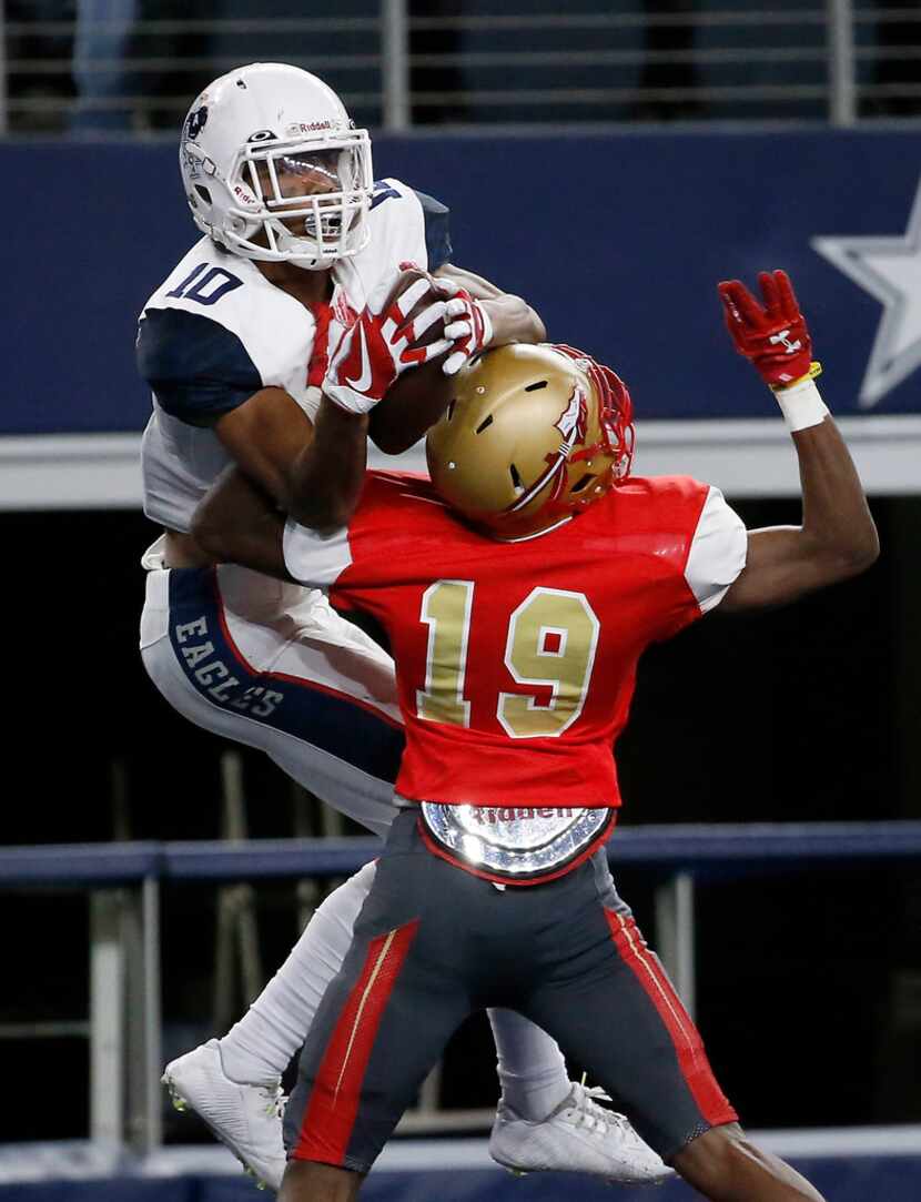 Allen's Theo Wease (10) pulls in a touchdown pass against South Grand Prairie in the second...