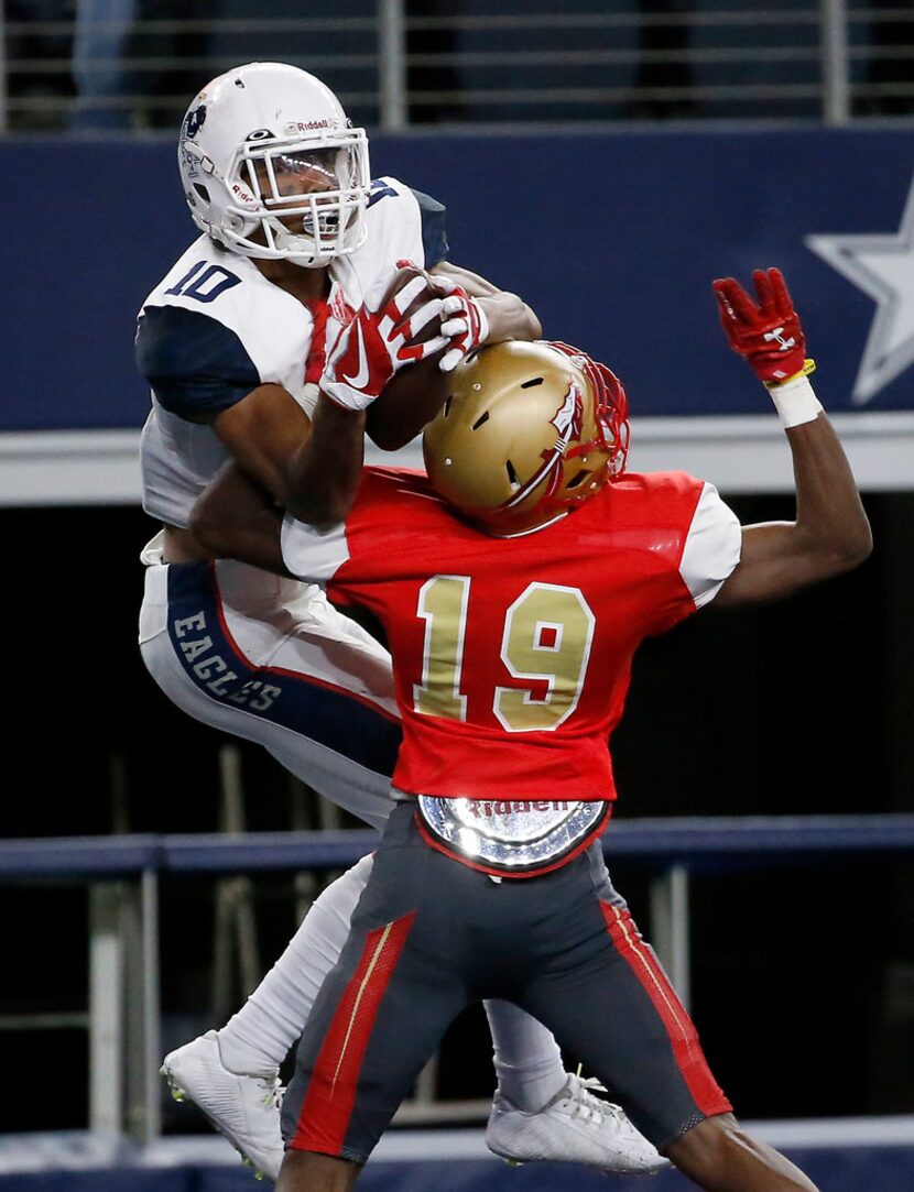 Allen's Theo Wease (10) pulls in a touchdown pass against South Grand Prairie in the second...