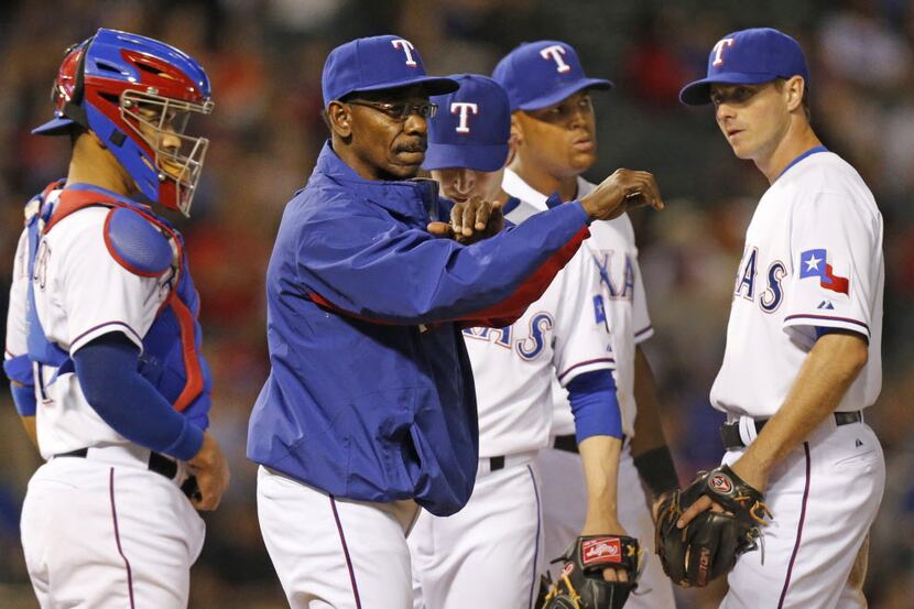 Texas manager Ron Washington signals for reliever Shawn Tolleson as he takes Jason Frasor...