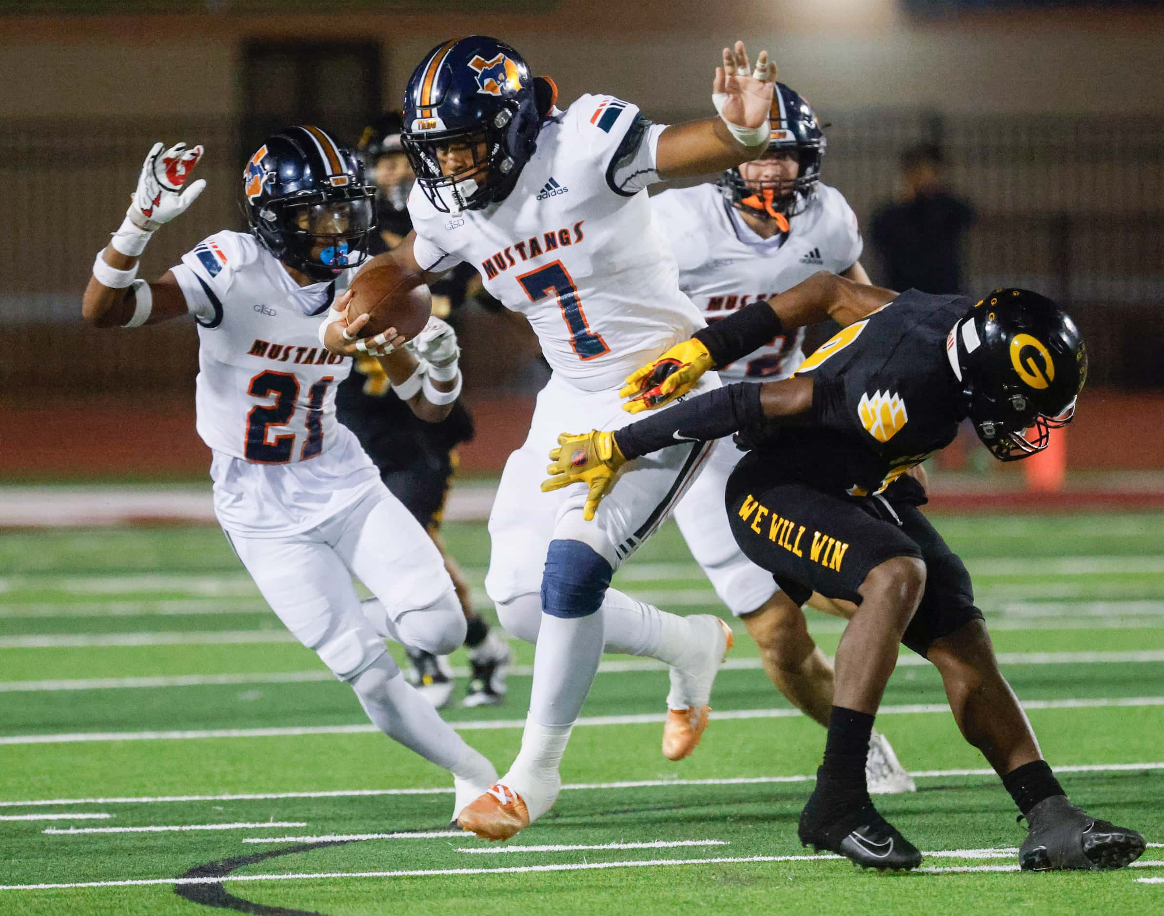 Sachse high school’s Vashon Brunswick (7) runs past De’Adrian Hardy (right) after...