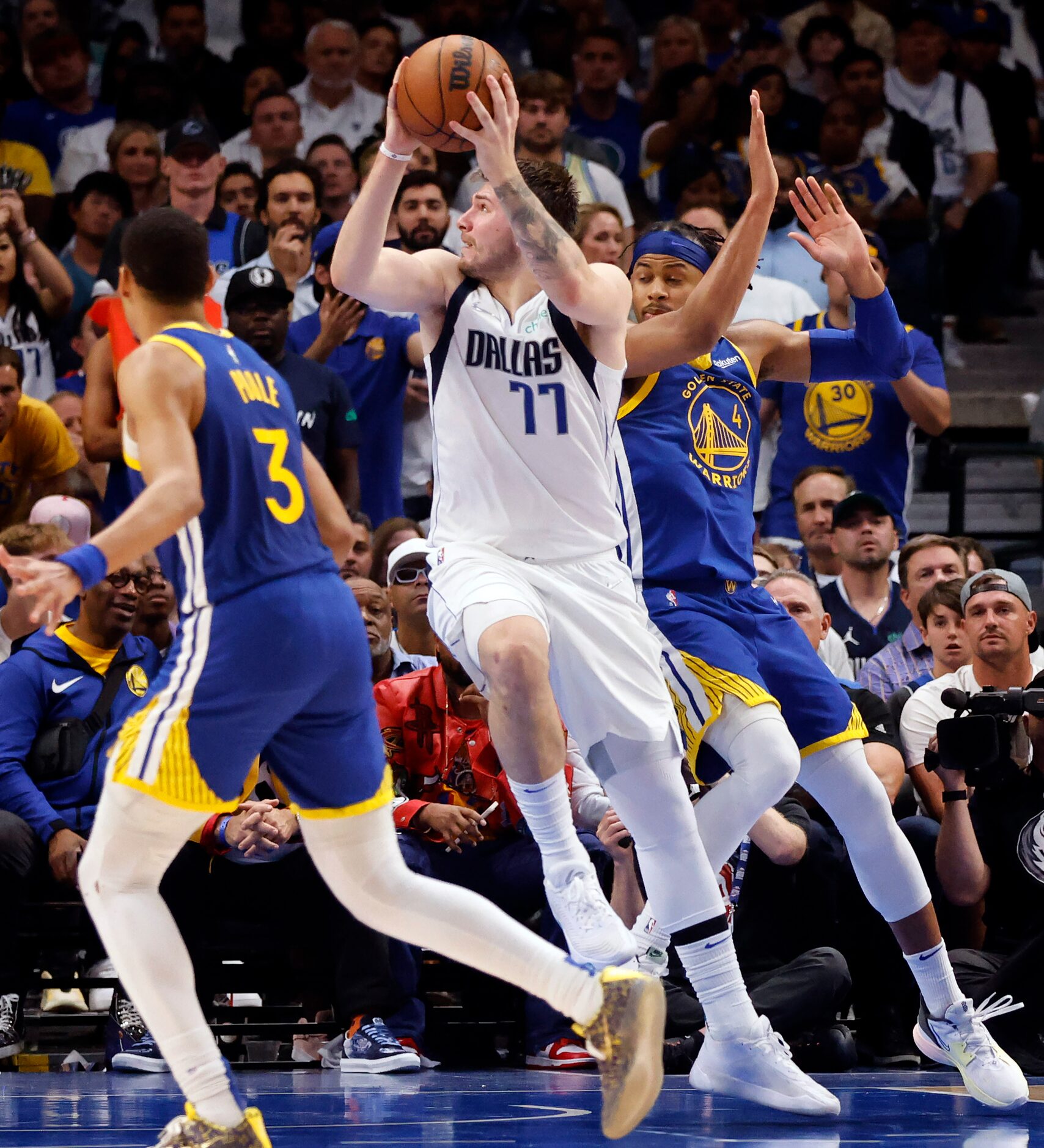 Dallas Mavericks guard Luka Doncic (77) spins past Golden State Warriors guard Moses Moody...