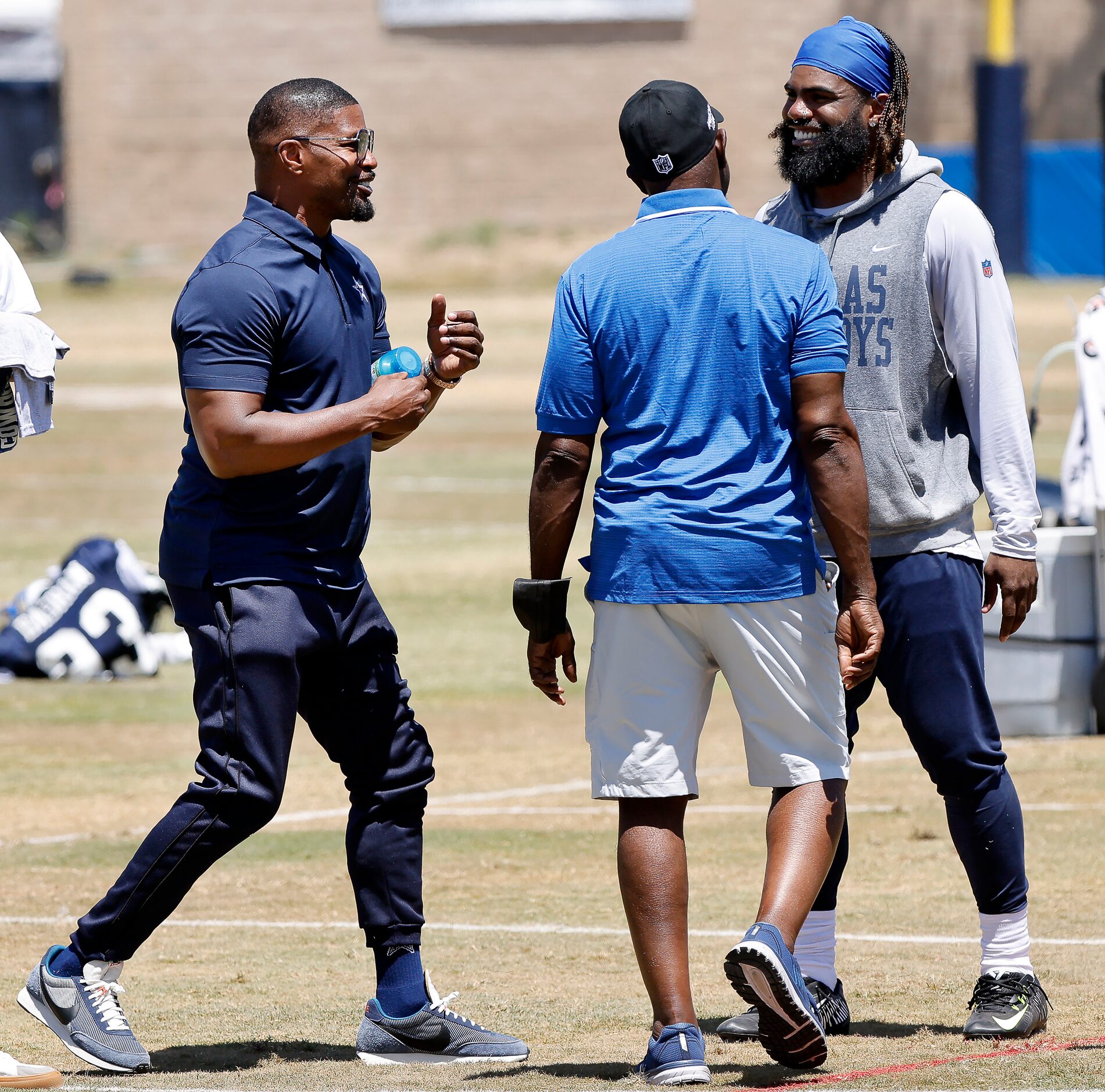 Dallas Cowboys running back Ezekiel Elliott (right) visits with actor and fan Jamie Foxx...