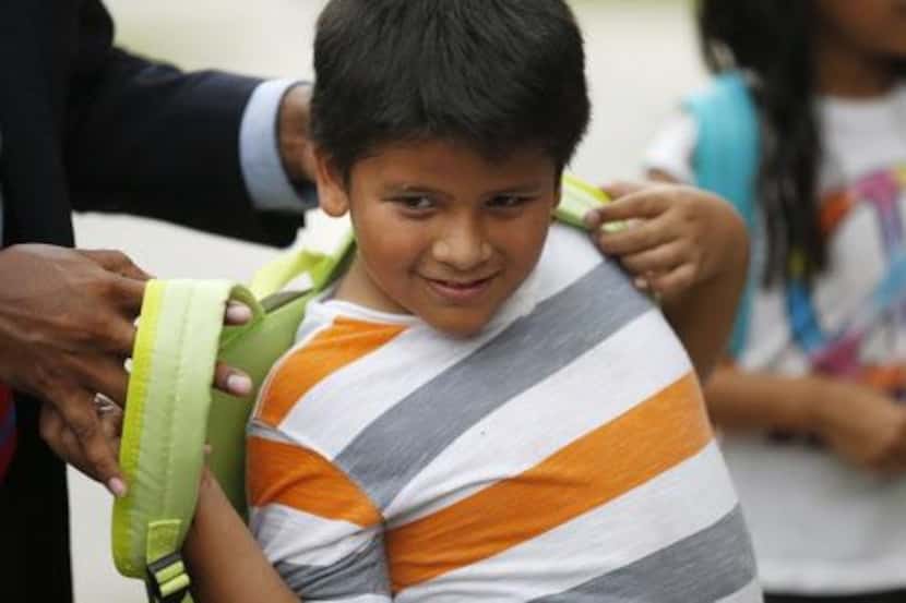 Apolinar López, de 8 años, con su nueva mochila. Adán Gonzáñez, maestro y director de Si Se...