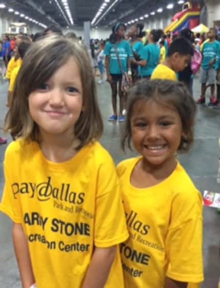 Dos niñas participan en el campamento de verano de un centro recreacional de Dallas. (FOTO...