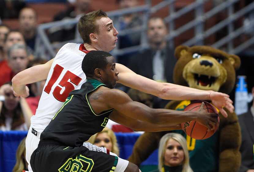  Wisconsin forward Sam Dekker (15) and Baylor guard Kenny Chery reach the ball during the...