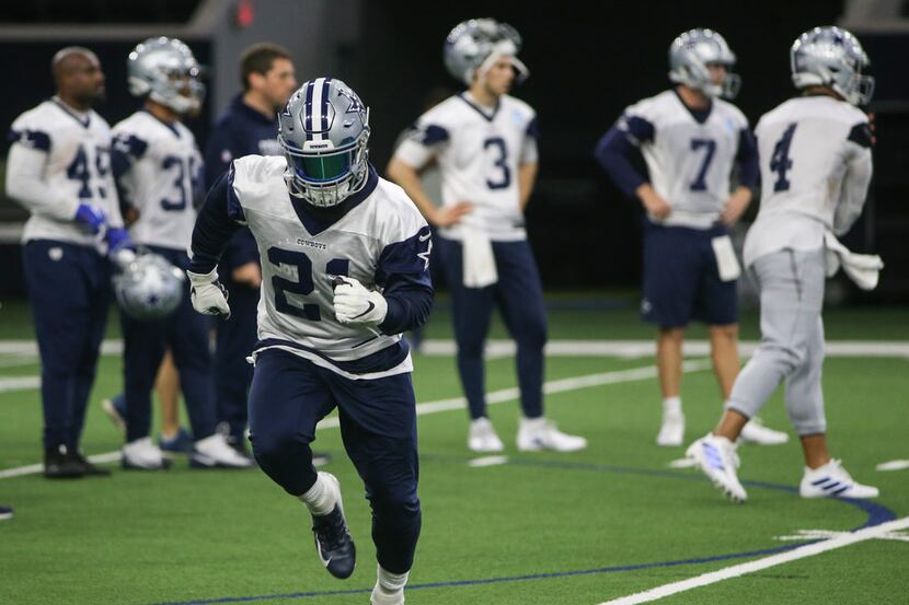 Dallas Cowboys running back Ezekiel Elliott (21) participates in a drill during a Cowboys...