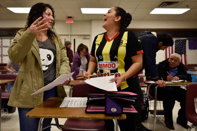 Katarina Páez (izq.) y Wendy Andino practican un ejercicio en inglés durante uno de los...