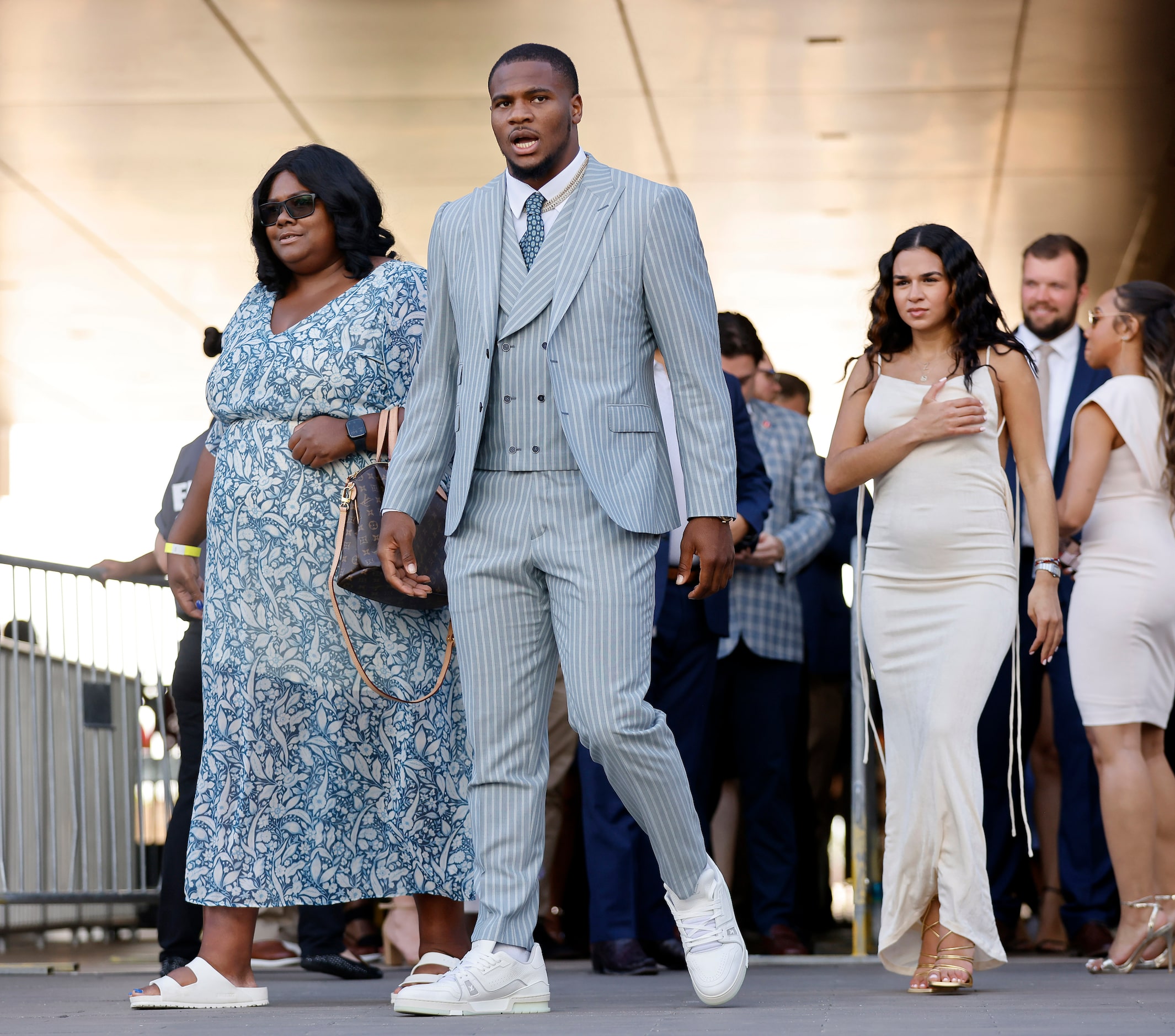 Dallas Cowboys linebacker Micah Parsons (center) arrives to the Dallas Cowboys Season...