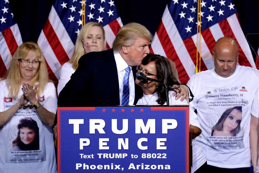 El candidato republicano Donald Trump abraza a una mujer cuyo hijo falleció en un incidente...