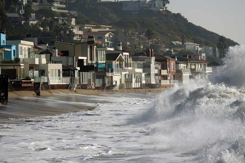 ARCHIVO - Las olas rompen cerca de viviendas de playa el 28 de diciembre de 2023, en Malibu,...