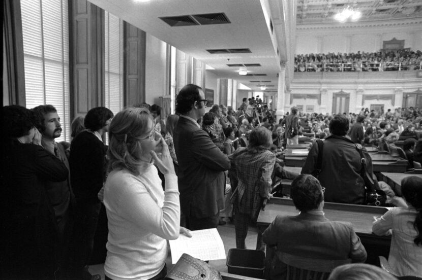 Molly Ivins stands on the floor of the Texas legislature.