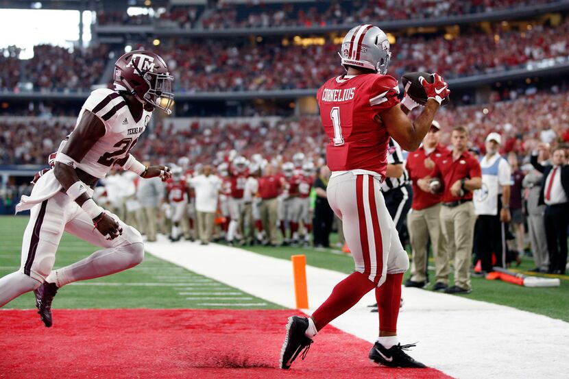 Arkansas Razorbacks wide receiver Jared Cornelius (1) gets a foot down in the end zone as he...