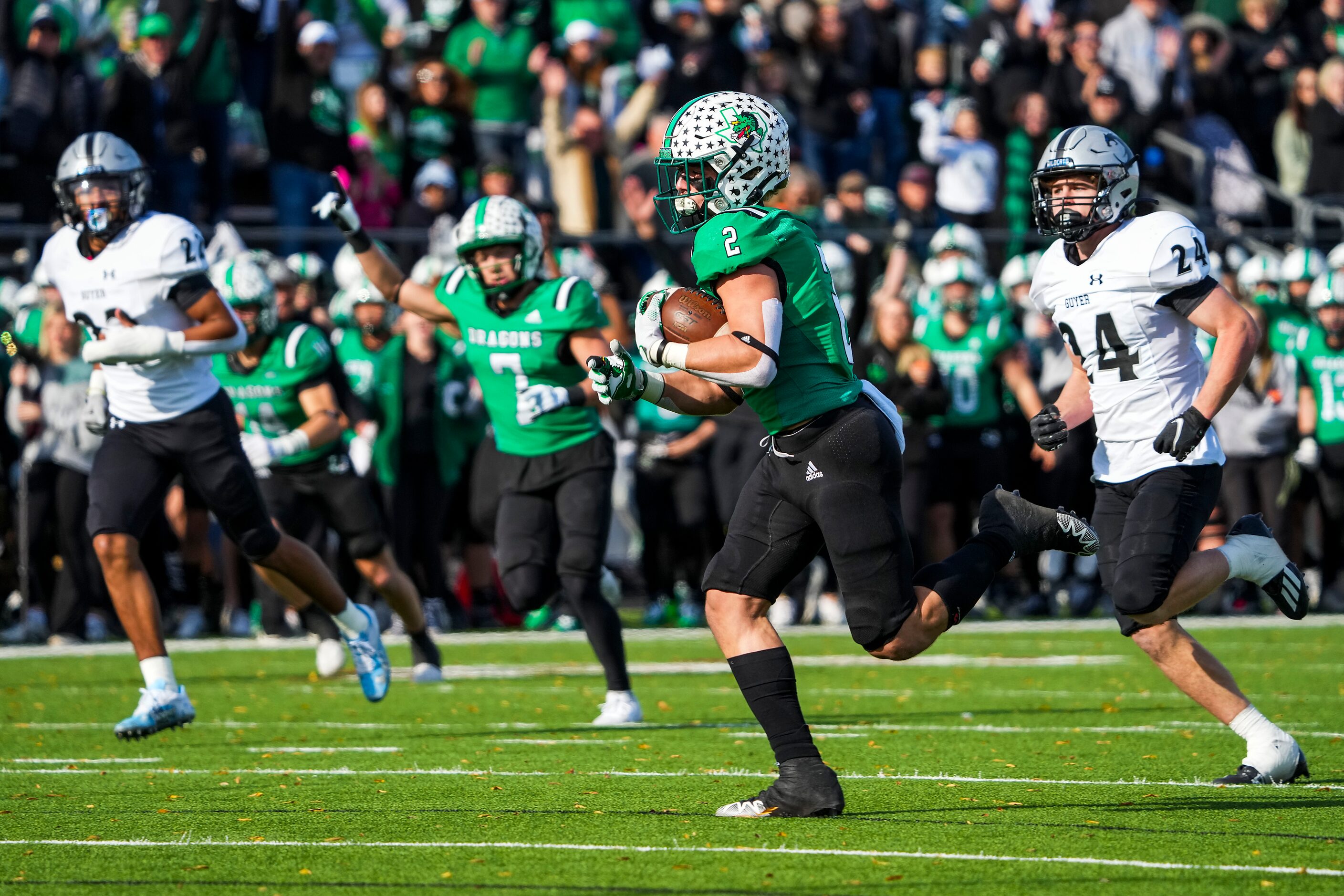 Southlake Carroll running back Owen Allen (2) breaks free for a 34-yard touchdown run during...