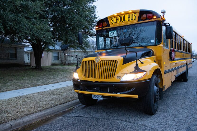 Un hombre de 25 años robó un autobús de transporte escolar. 