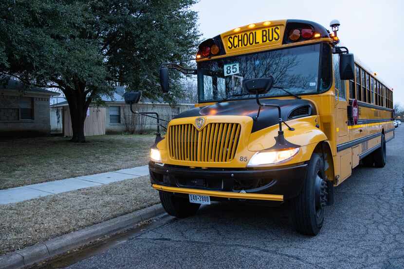 Un hombre de 25 años robó un autobús de transporte escolar. 
