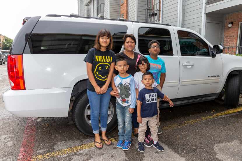 Lily de la Cruz y sus seis hijos vivieron durante 45 días en su camioneta Yukon, que...