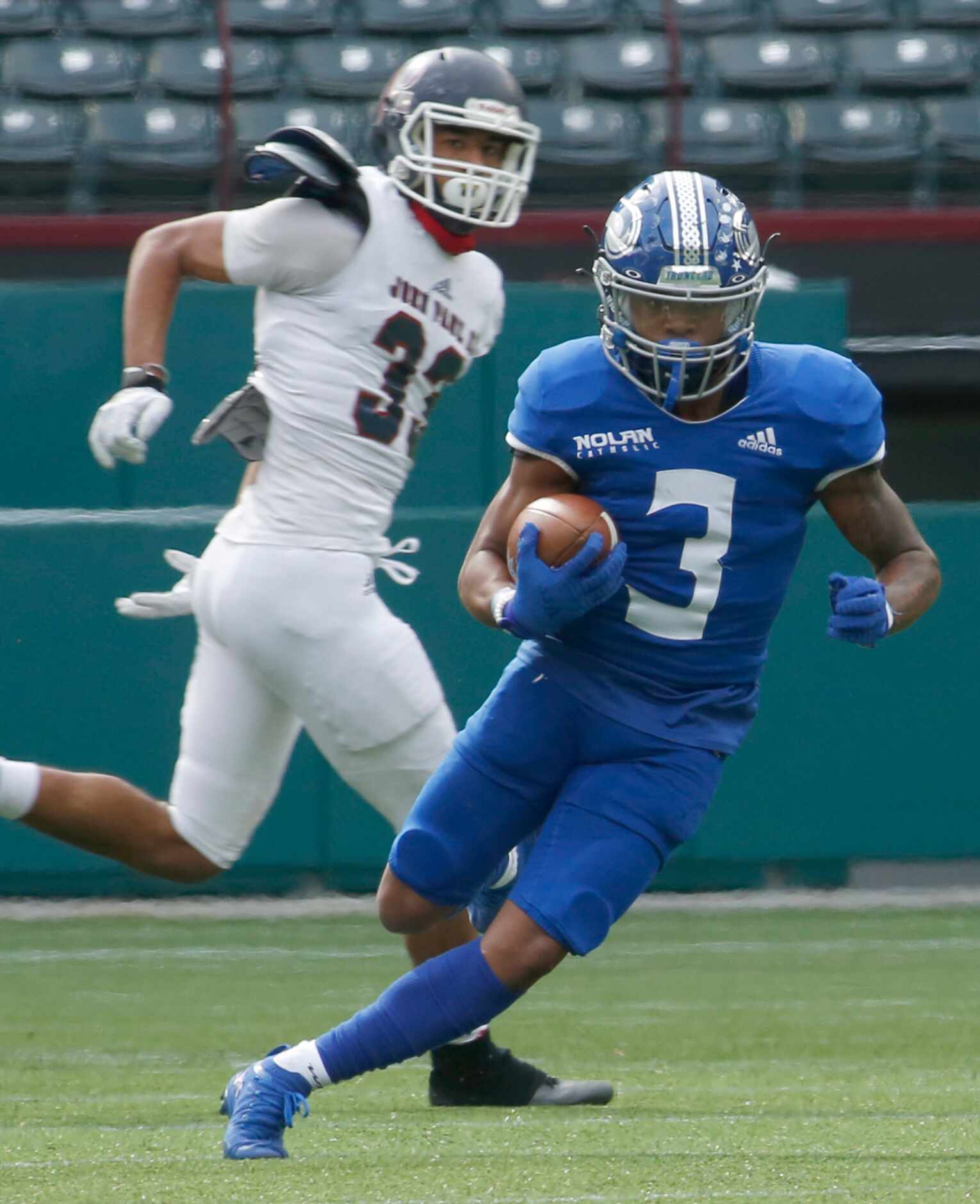 Fort Worth Nolan running back Skyler Patterson (3) pulls in a pass and makes a cut after...