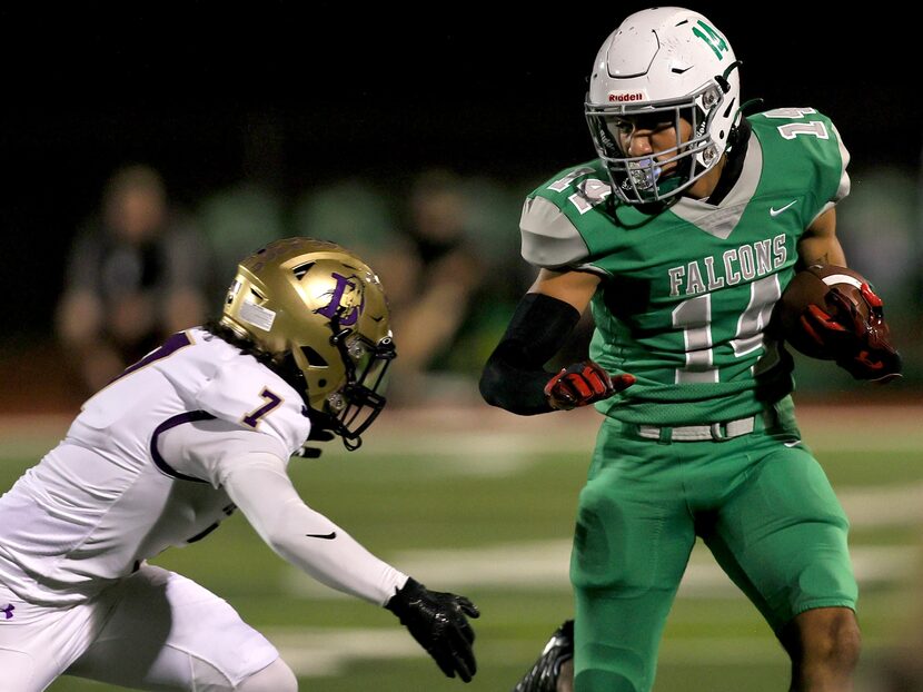 Lake Dallas wide receiver Evan Weinberg (14) tries to get past Denton linebacker Frankie...