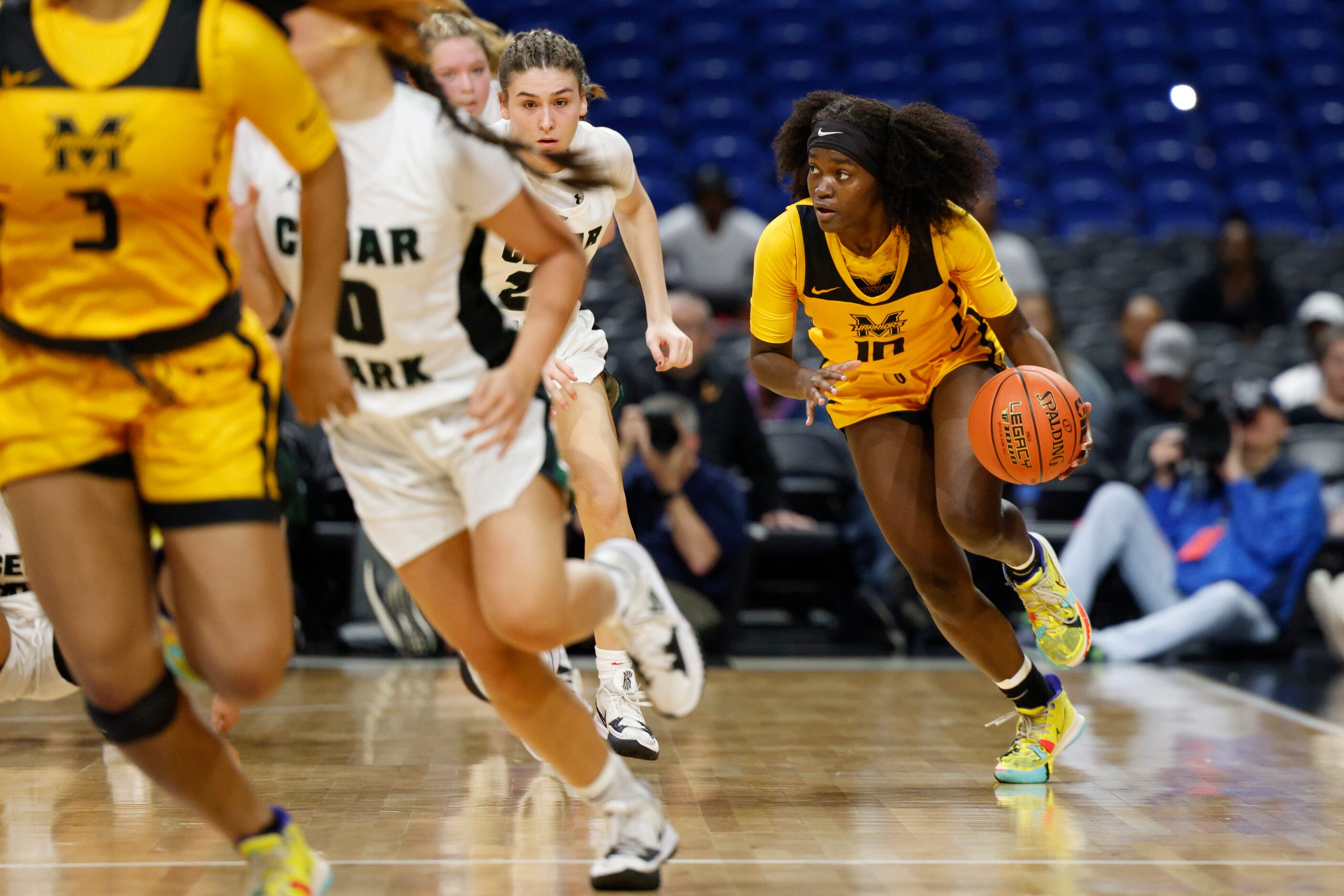 Frisco Memorial guard Jasmyn Lott (10) dribbles alongside a line of players during the third...