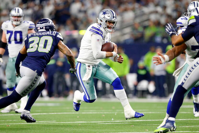 Dallas Cowboys quarterback Dak Prescott (4) runs for a would-be fourth quarter touchdown in...