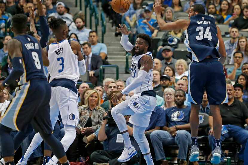 Dallas Mavericks guard Wesley Matthews (23) passes the ball to forward Nerlens Noel (3) past...