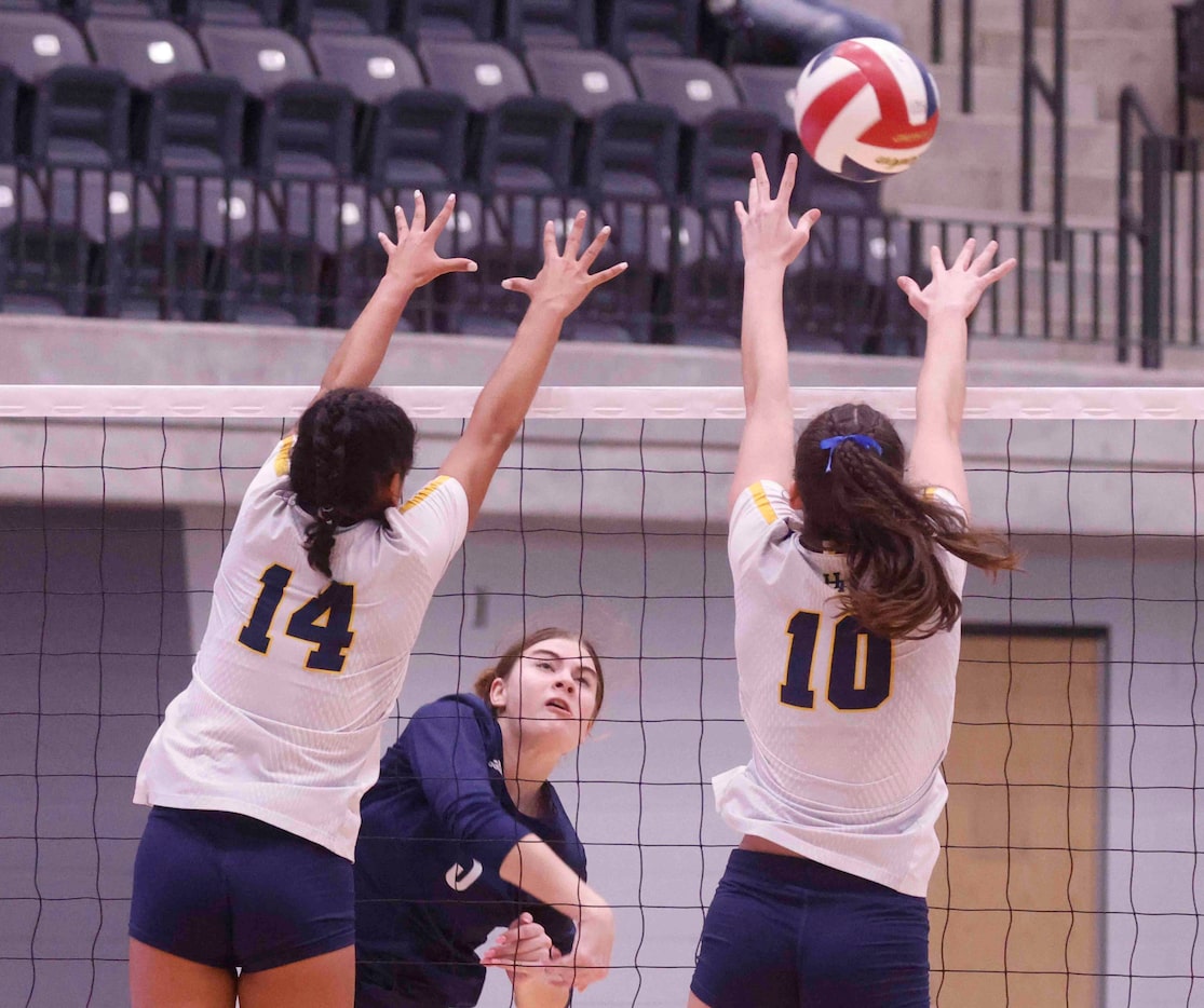 Flower Mound high’s Liz Goodspeed (3) spikes the ball past Highland Park’s Bella Ocampo (14)...