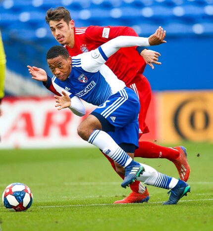 FC Dallas midfielder Jacori Hayes (15) dribbles the ball past Bayern Munich midfielder...